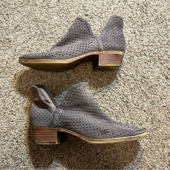 Lucky Brand Brooklin Perforated Cutout Suede Leather Ankle Boots Booties 5.5M - Picture 6 of 9